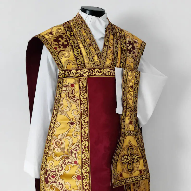 Chasuble romaine traditionnelle en or, ornée de l'image du Mandylion