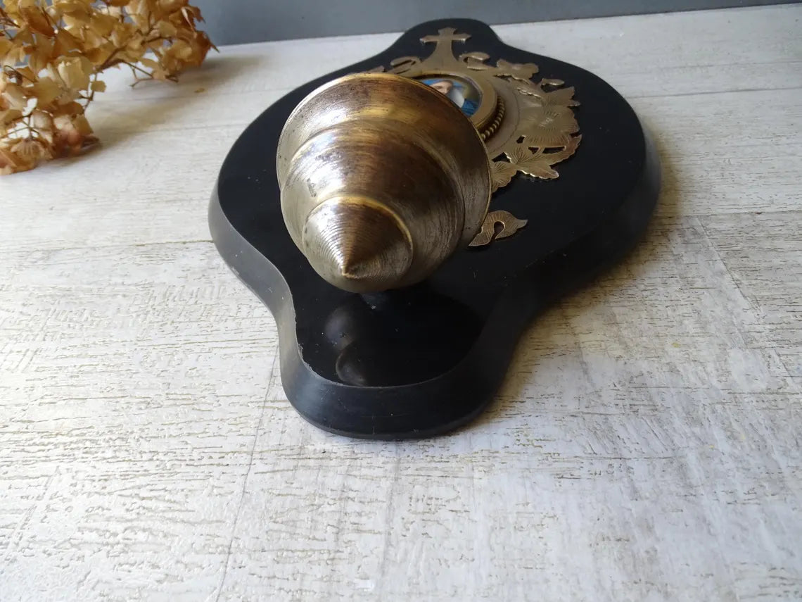 Grand bénitier ancien en bronze marbré avec médaillon en porcelaine vierge peinte à la main, bénitier émaillé.