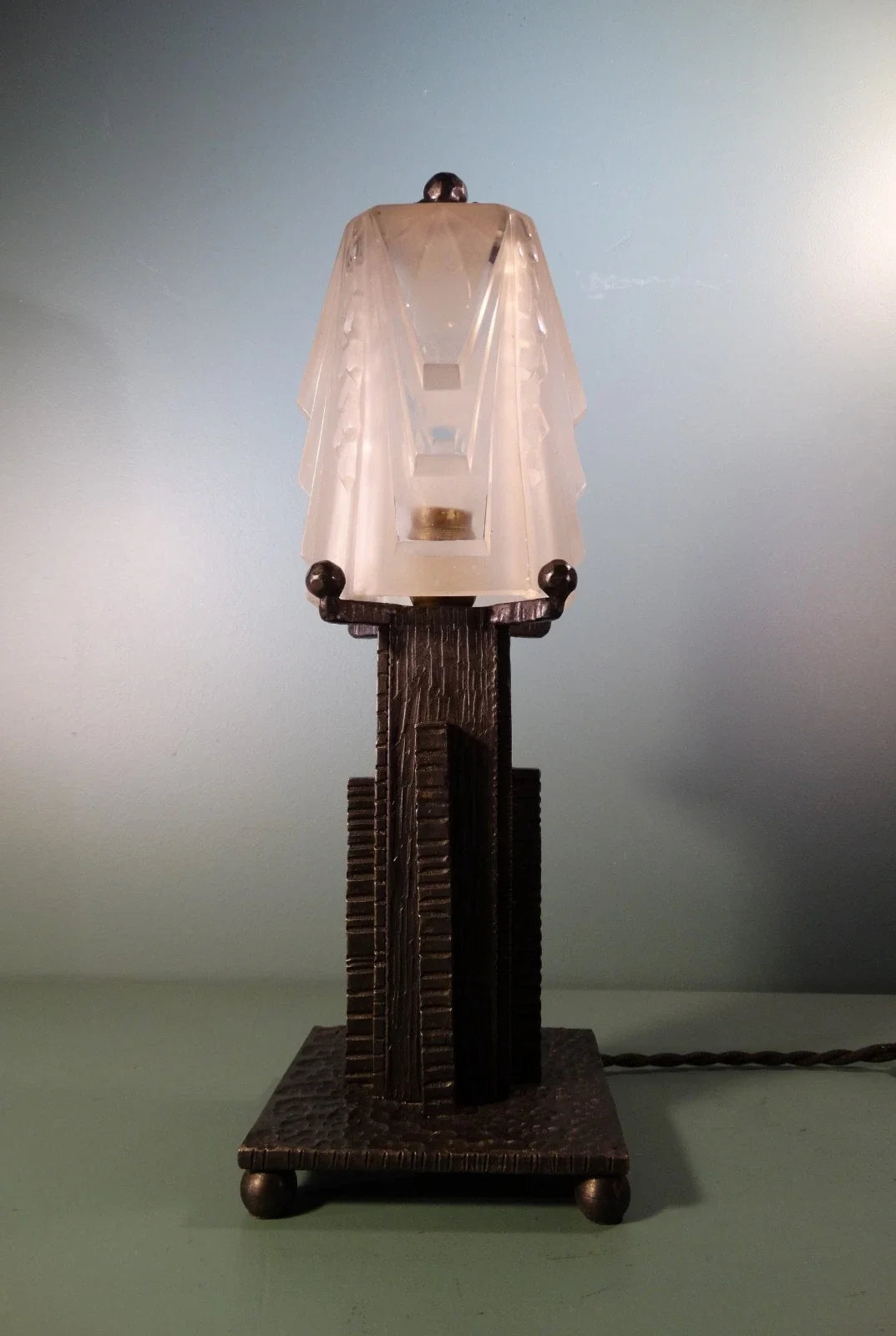 Lampe art deco, skyscraper, building. Fer forgé, muller lunéville.
