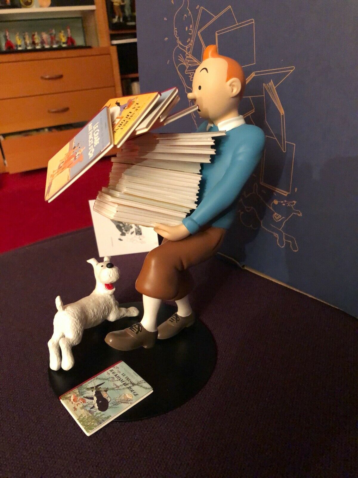 Tintin tenant les albums pixi fariboles moulinsart leblon
