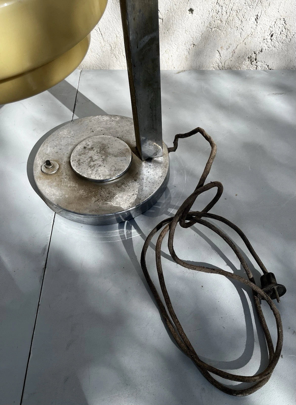 Lampe de bureau verre opalin métal chromé années 40