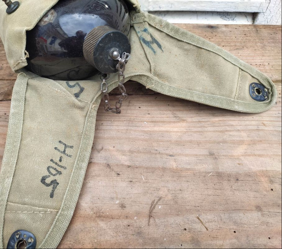 Gourde US émaillée et étui USMC WW2 militaria