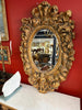 Très beau miroir qui présente des caractéristiques de style Louis XV