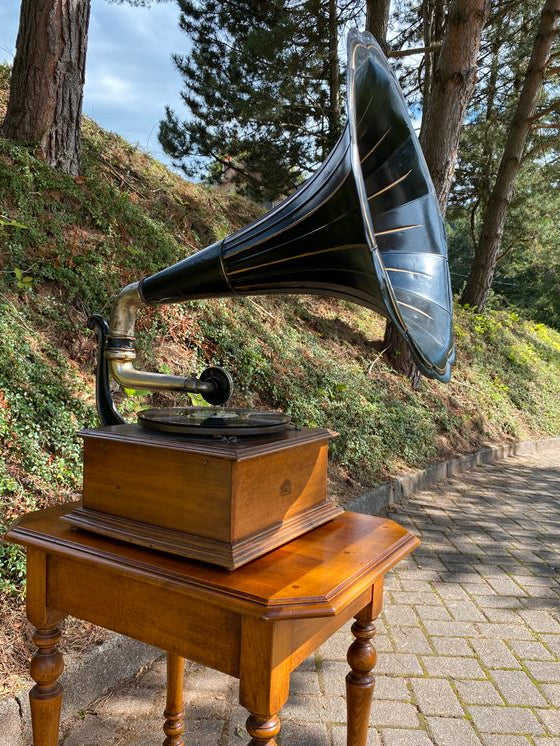 Gramophone PATHE d'époque avec son meuble bas