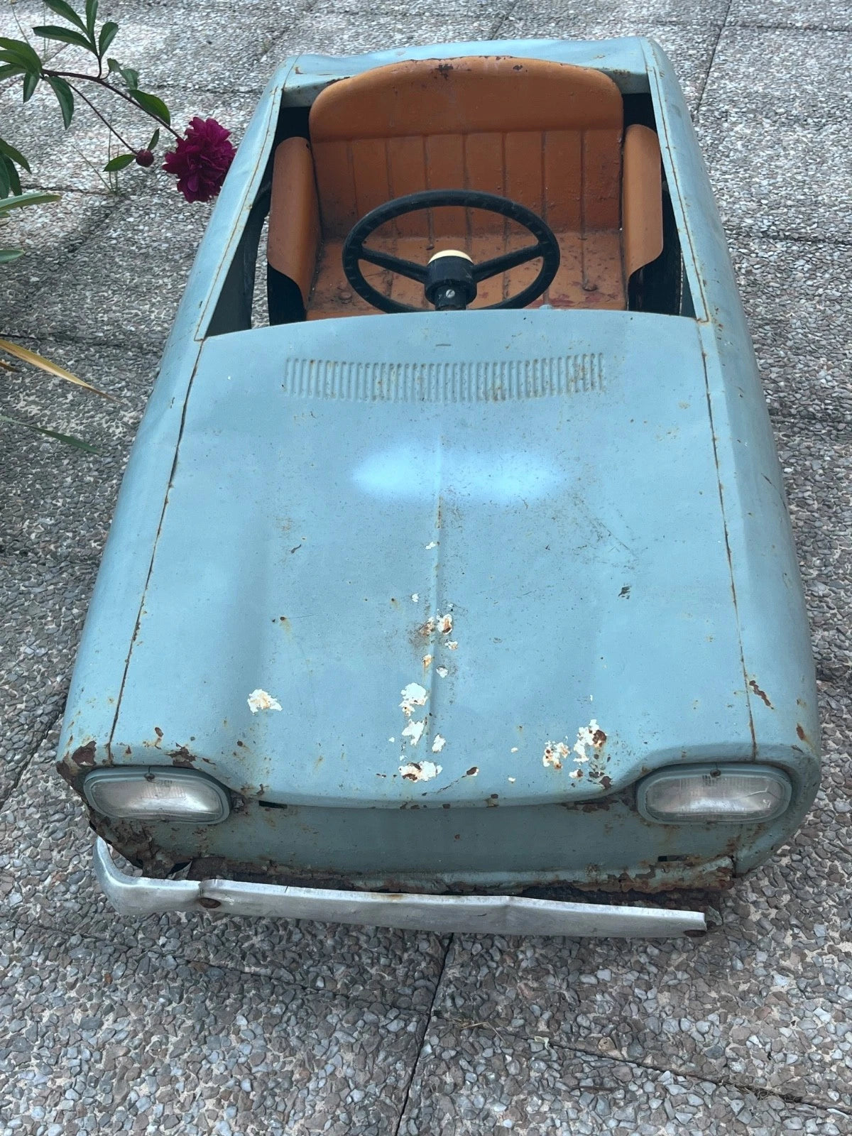 Voiture à pédales Peugeot 204 vintage