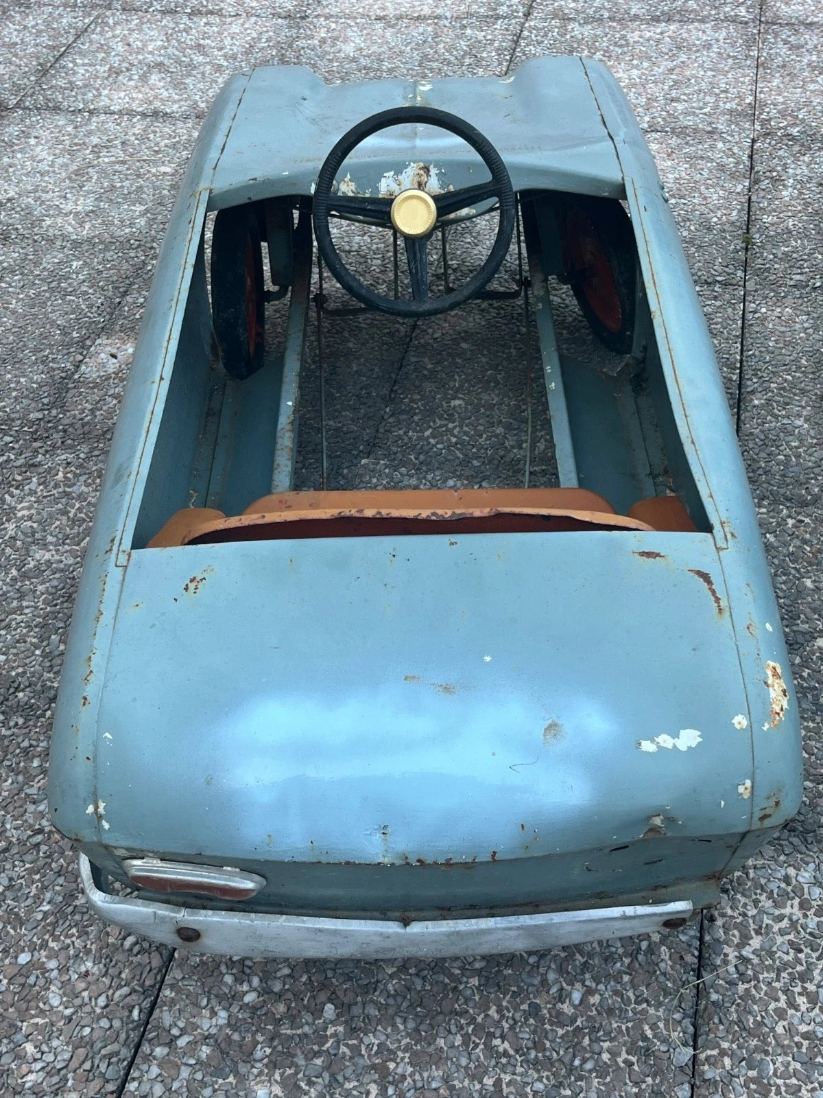 Voiture à pédales Peugeot 204 vintage