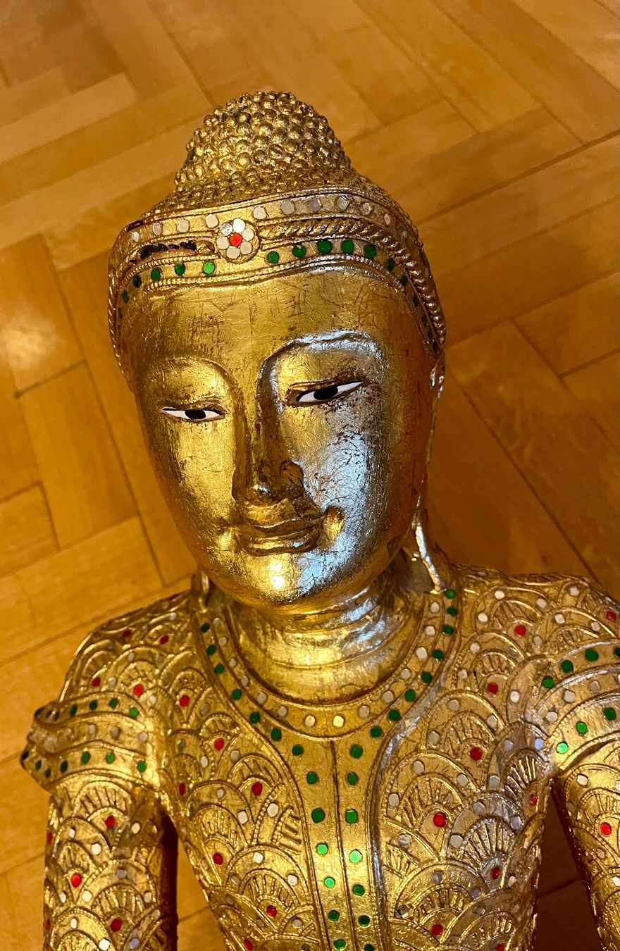 Statue de Bouddha thaïlandaise en position de méditation Dhyana Mudra
