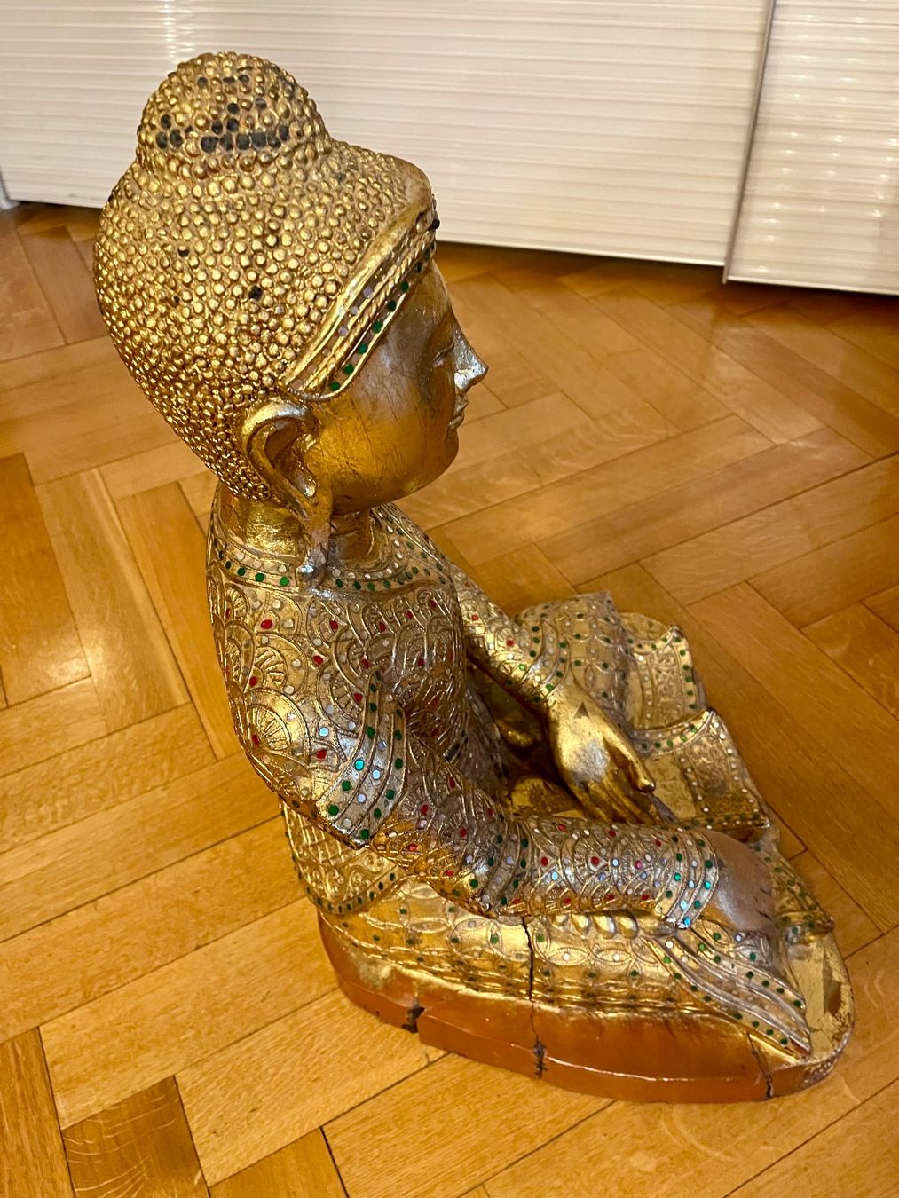 Statue de Bouddha thaïlandaise en position de méditation Dhyana Mudra