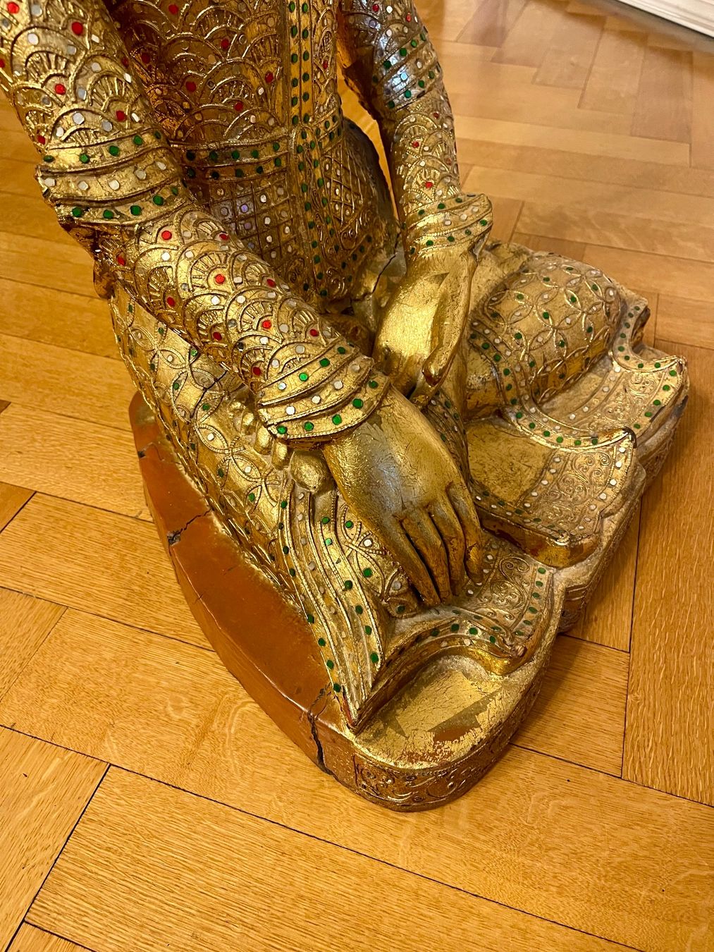 Statue de Bouddha thaïlandaise en position de méditation Dhyana Mudra