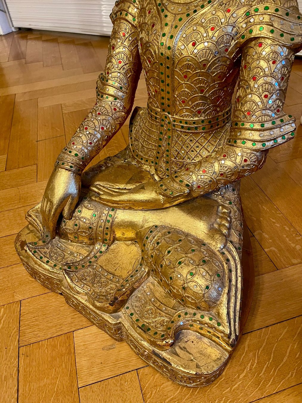 Statue de Bouddha thaïlandaise en position de méditation Dhyana Mudra