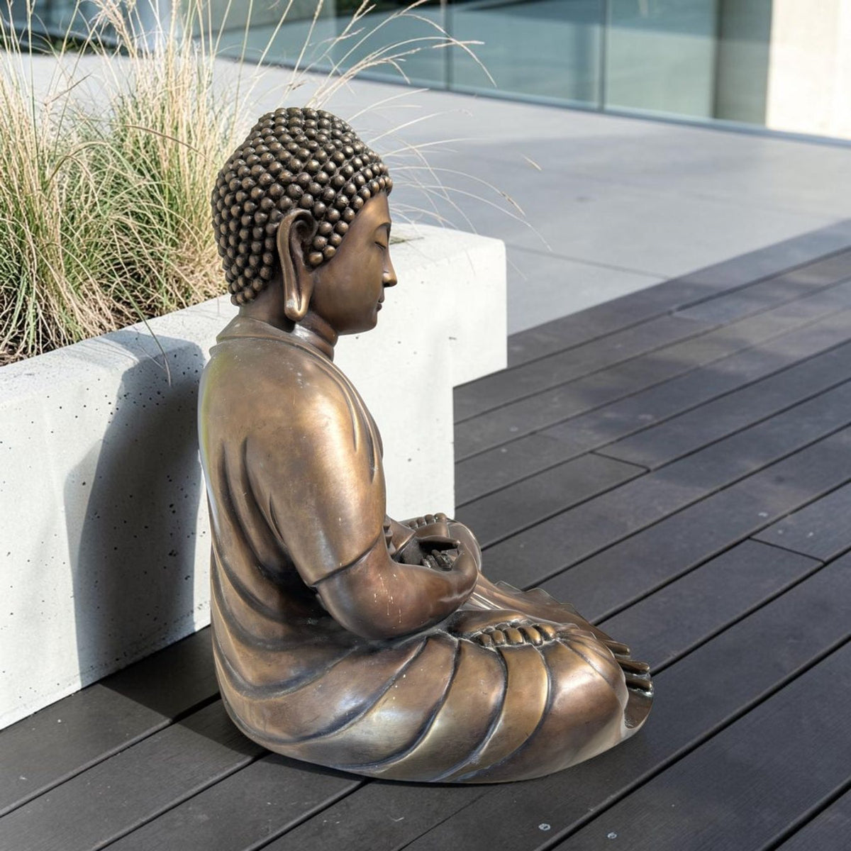 Statue de Bouddha Amida sculptée dans le bronze