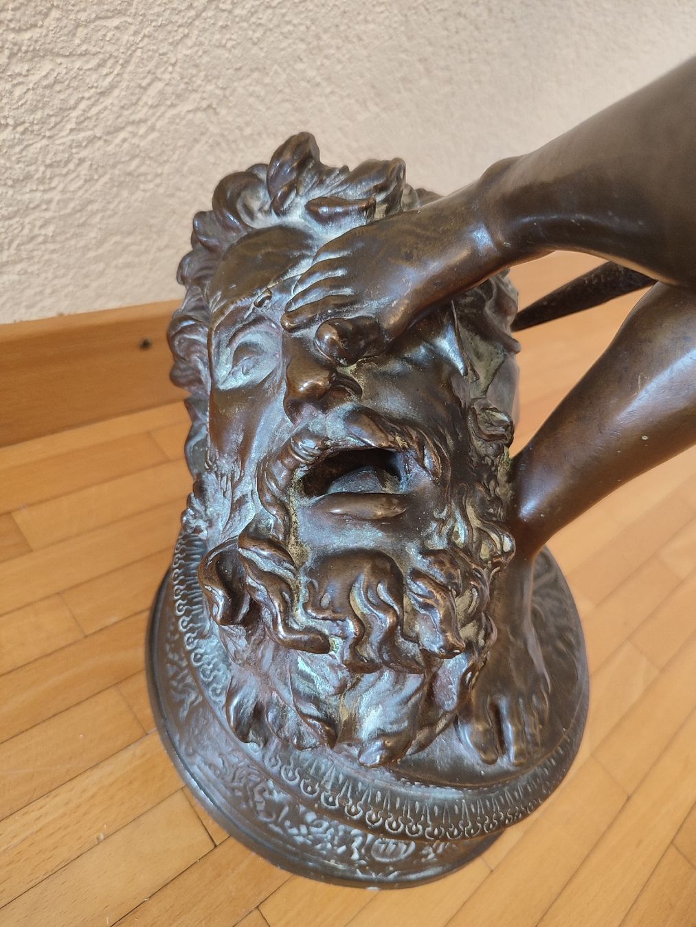 Statue en bronze du XIXe siècle représentant David vainqueur de Goliath,