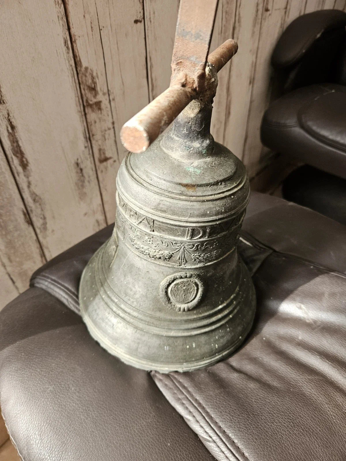 Ancienne cloche en bronze