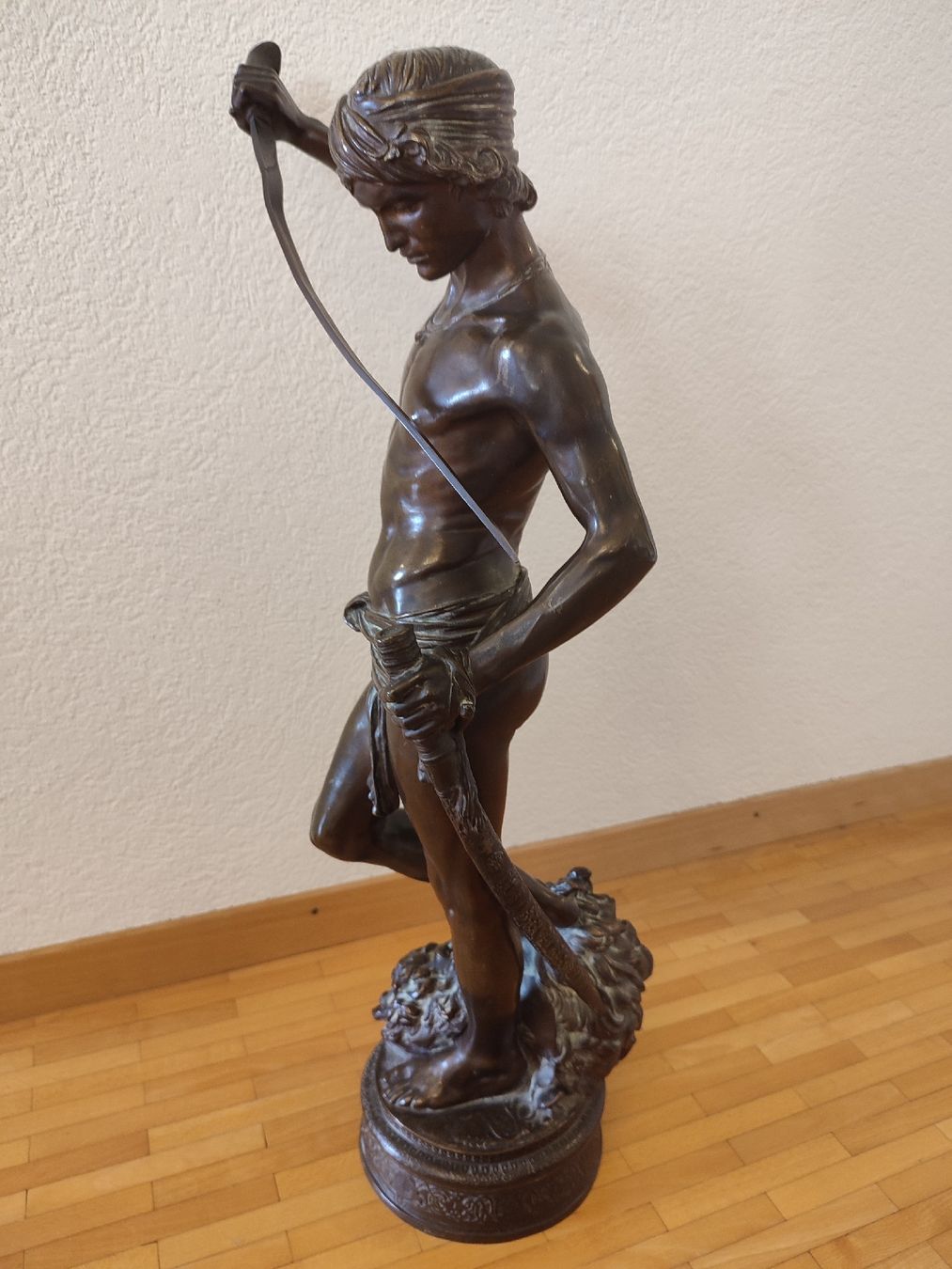Statue en bronze du XIXe siècle représentant David vainqueur de Goliath,
