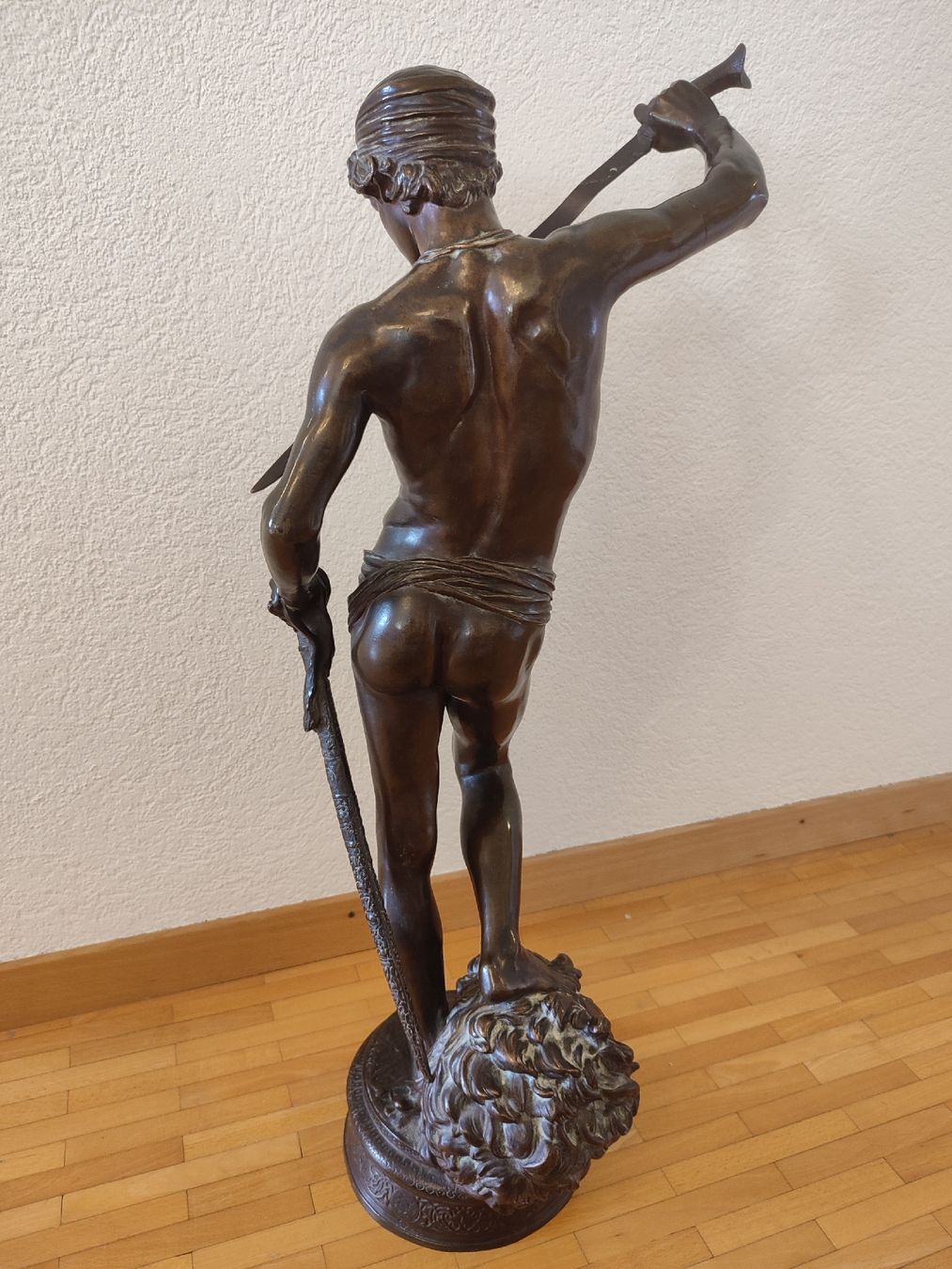 Statue en bronze du XIXe siècle représentant David vainqueur de Goliath,
