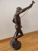 Statue en bronze du XIXe siècle représentant David vainqueur de Goliath,