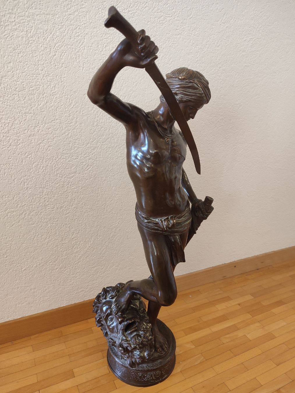 Statue en bronze du XIXe siècle représentant David vainqueur de Goliath,