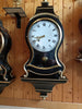 Horloge murale ancienne aux finitions noires et dorées