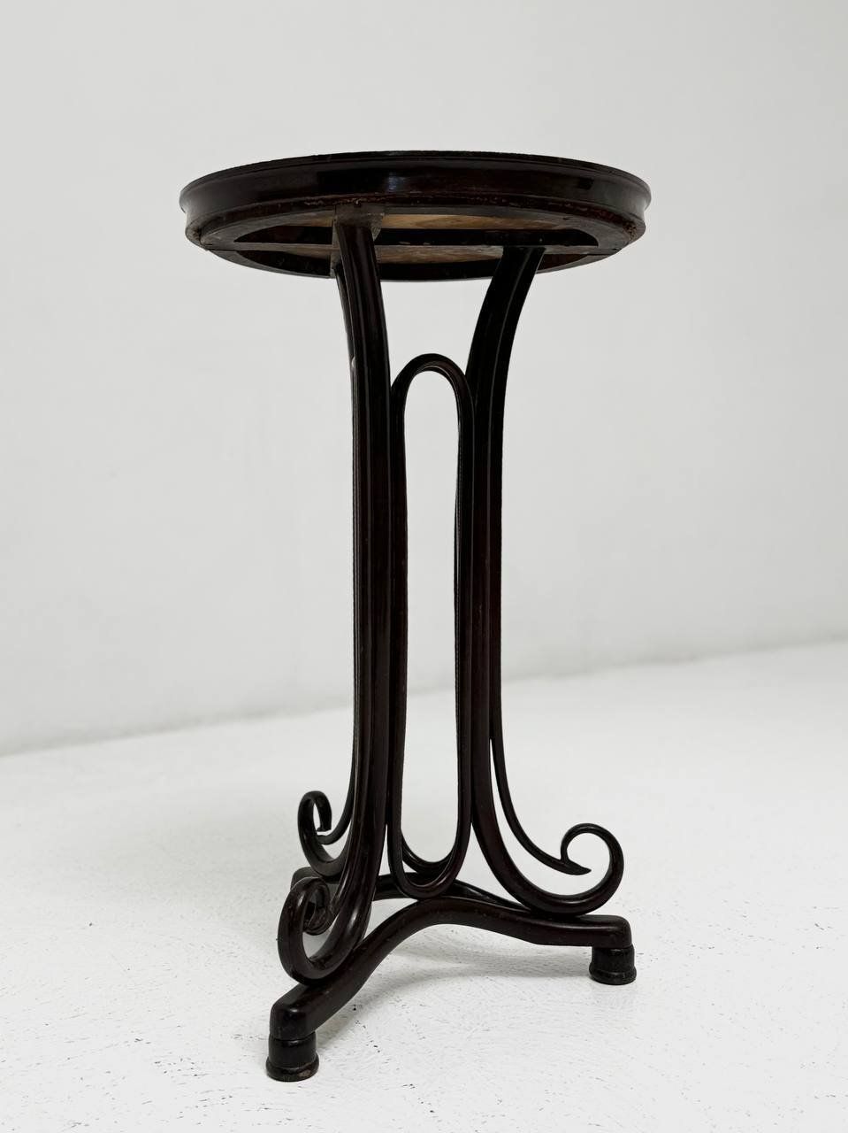 Table basse originale des frères Thonet, fabriquée à Vienne vers 1900