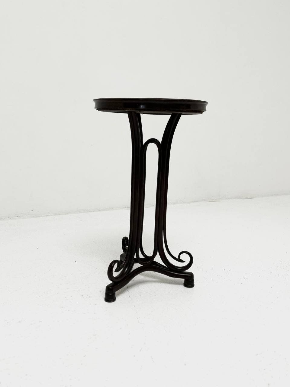Table basse originale des frères Thonet, fabriquée à Vienne vers 1900