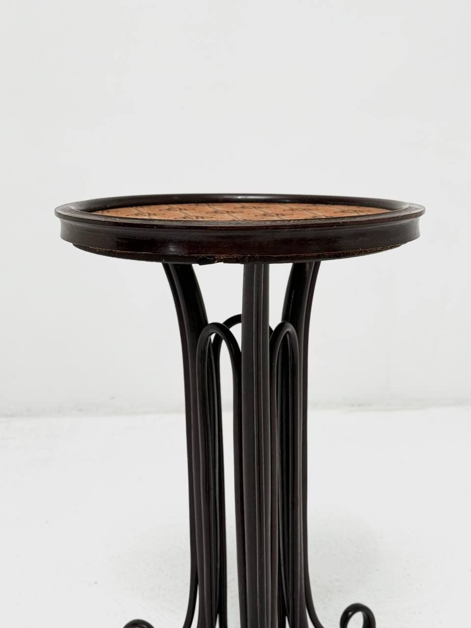 Table basse originale des frères Thonet, fabriquée à Vienne vers 1900