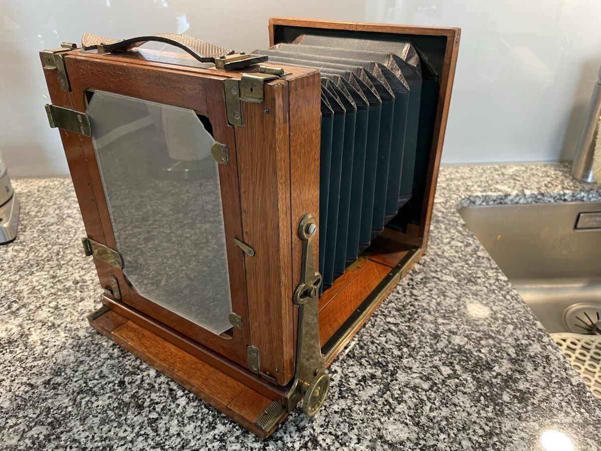 Appareil photo ancien en bois