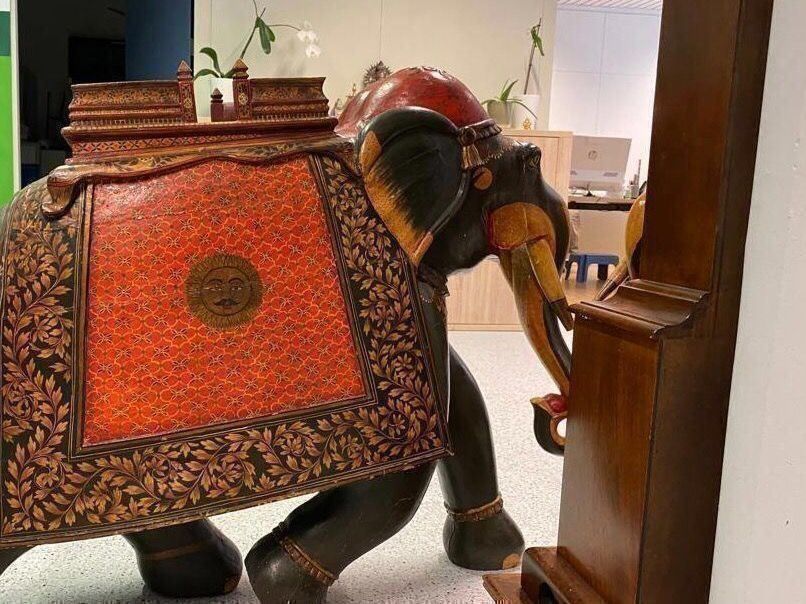 Sculpture paire de grands éléphants indiens anciens
