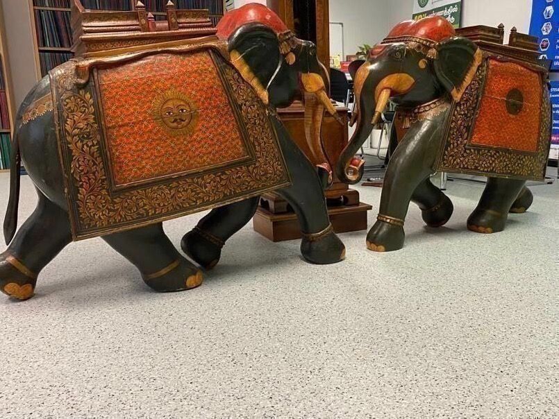 Sculpture paire de grands éléphants indiens anciens