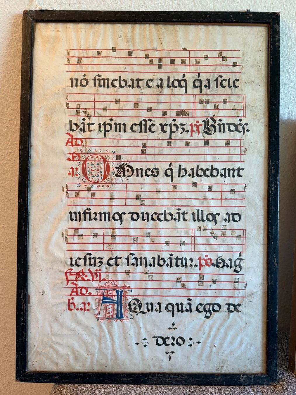 Feuille encadrée d'un antiphonaire, manuscrit enluminé en latin