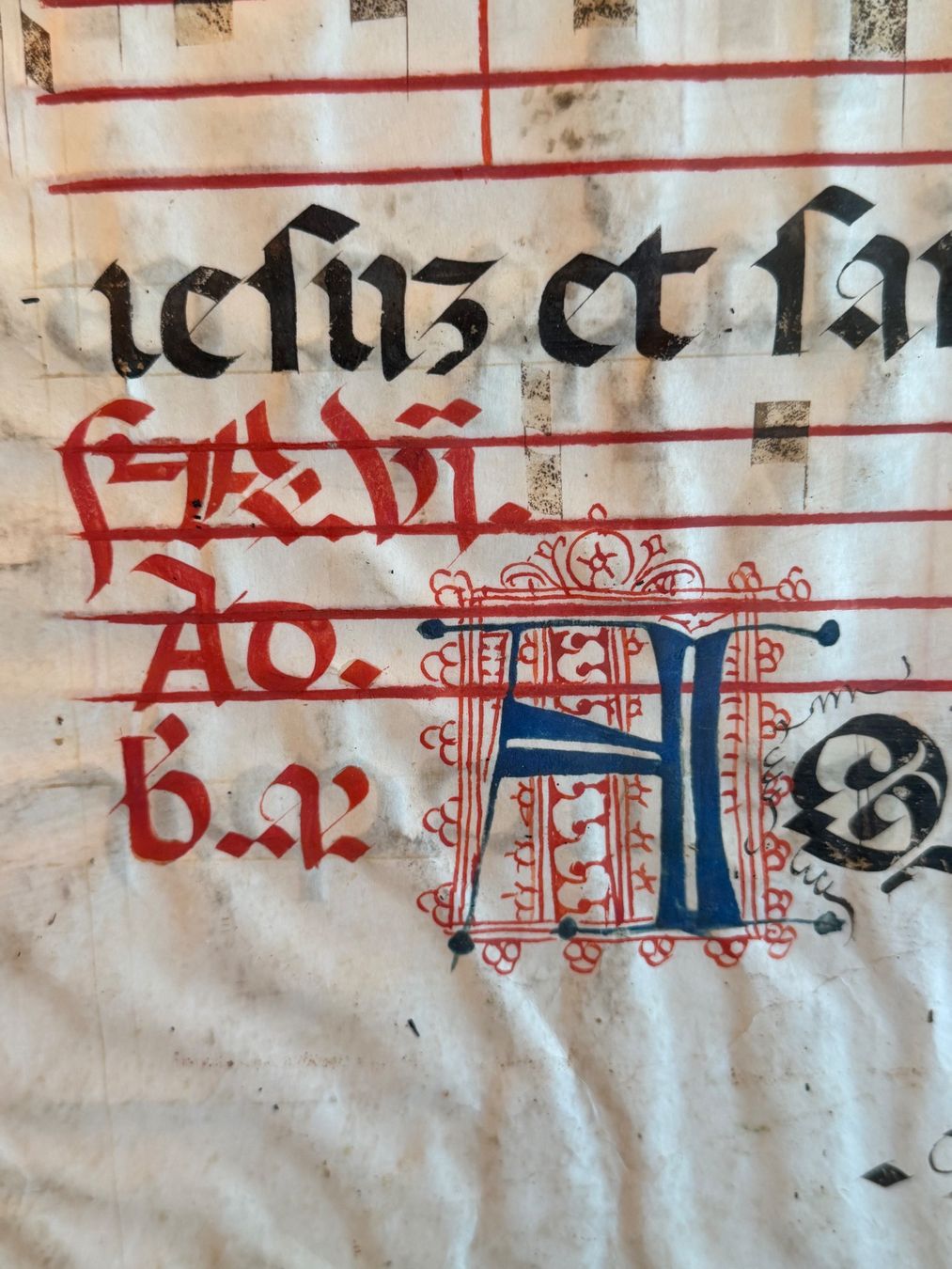 Feuille encadrée d'un antiphonaire, manuscrit enluminé en latin