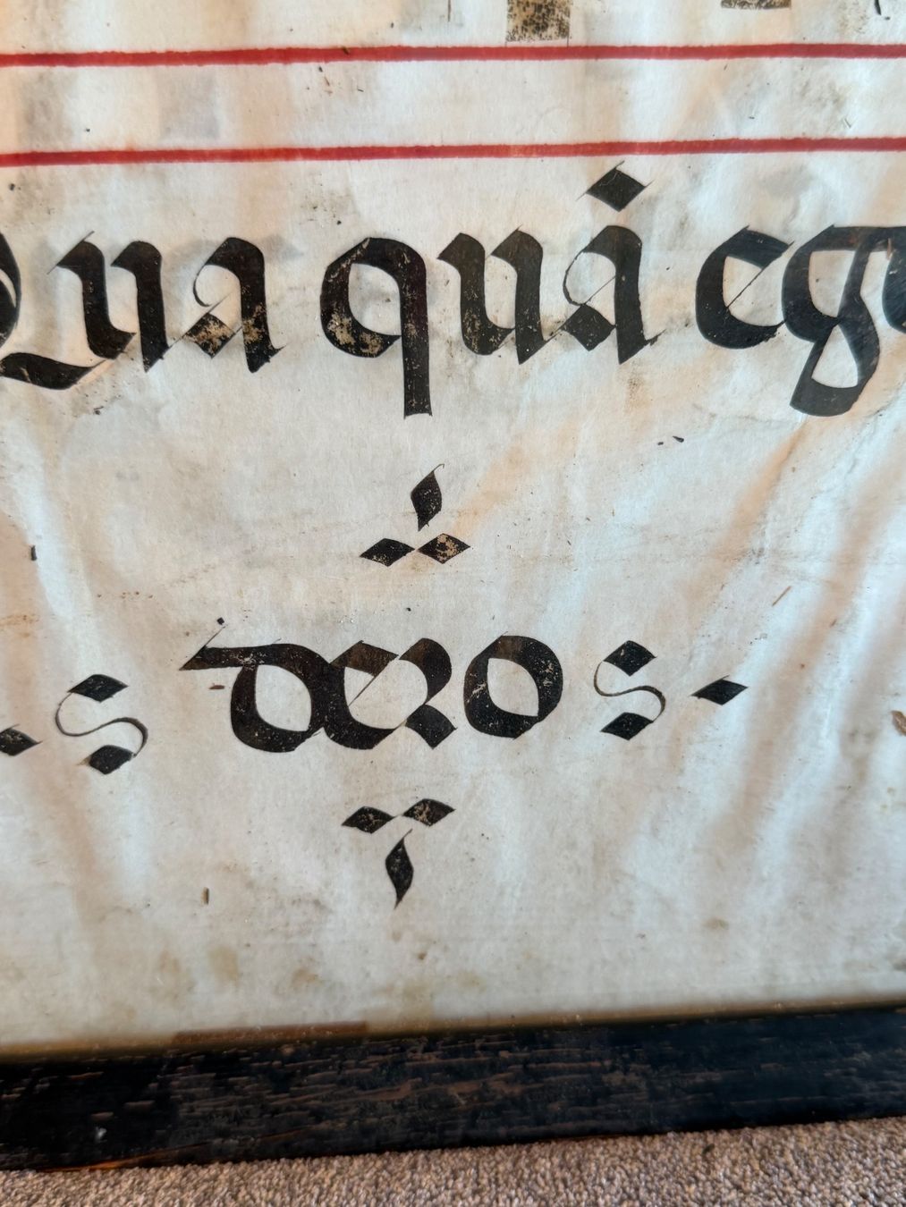 Feuille encadrée d'un antiphonaire, manuscrit enluminé en latin