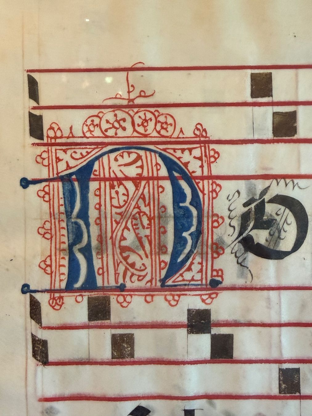 Feuille encadrée d'un antiphonaire, manuscrit enluminé en latin