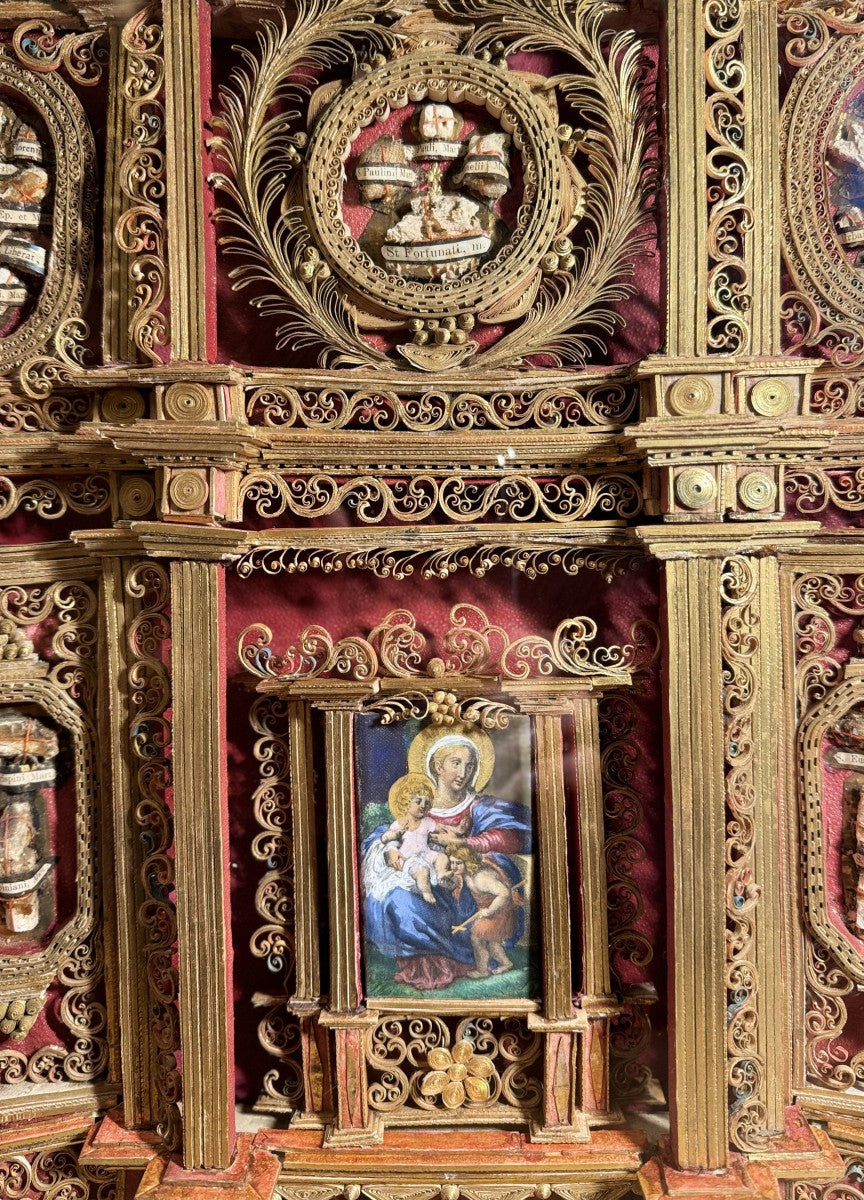 Reliquaire du XVIIIe siècle façon retable aux 21  reliques