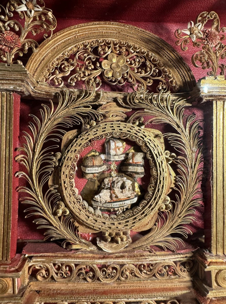 Reliquaire du XVIIIe siècle façon retable aux 21  reliques
