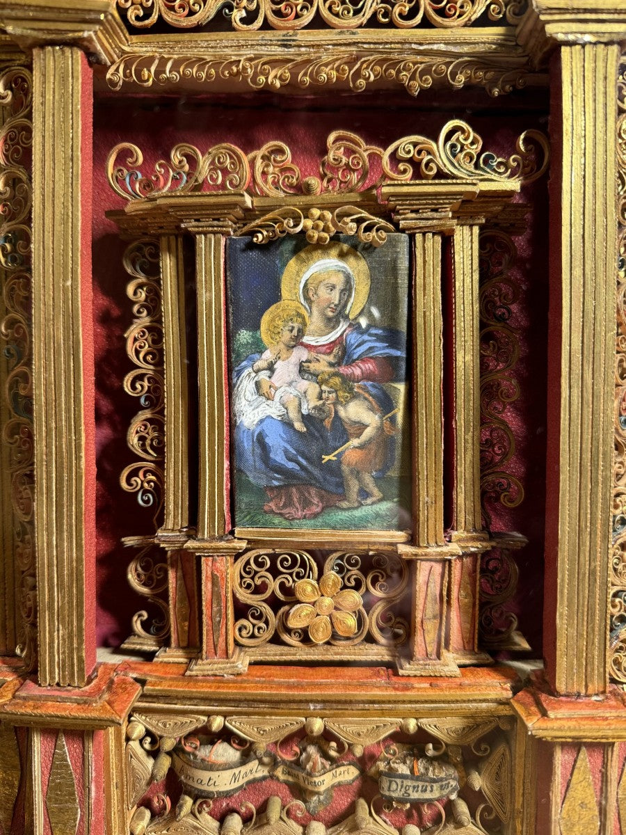 Reliquaire du XVIIIe siècle façon retable aux 21  reliques