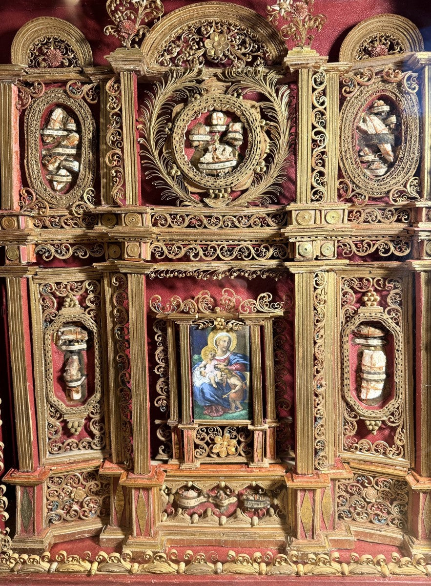 Reliquaire du XVIIIe siècle façon retable aux 21  reliques