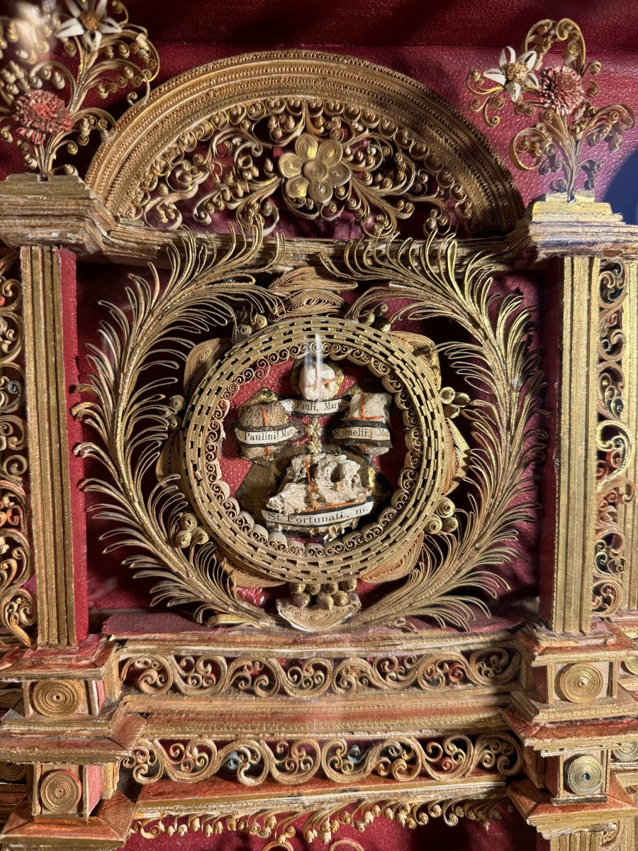 Reliquaire du XVIIIe siècle façon retable aux 21  reliques
