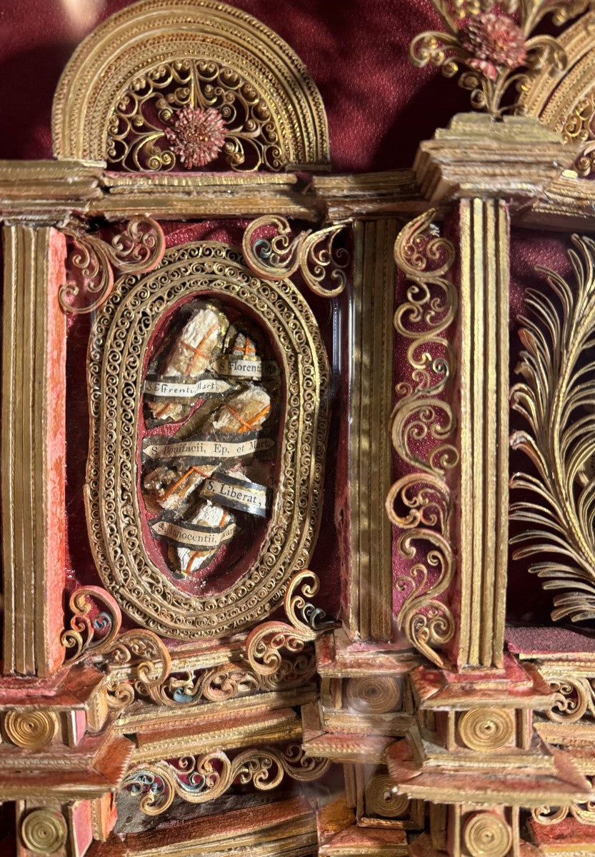 Reliquaire du XVIIIe siècle façon retable aux 21  reliques