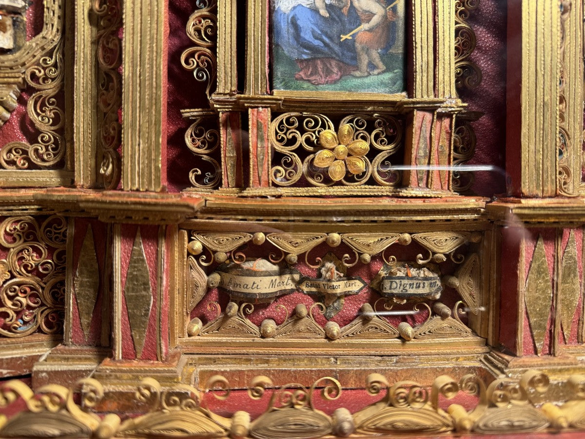 Reliquaire du XVIIIe siècle façon retable aux 21  reliques