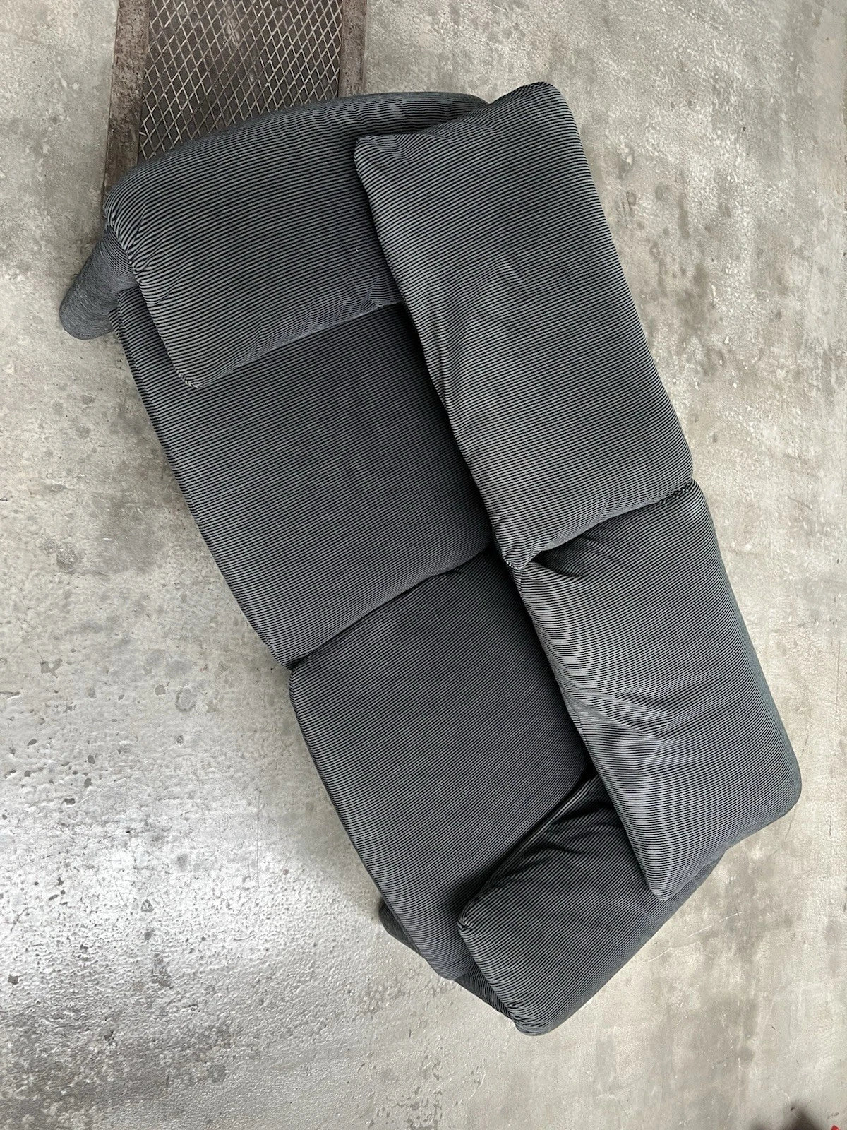 Canapé 2 places au design épuré signé Enzo Magistretti pour Cassina.