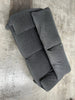 Canapé 2 places au design épuré signé Enzo Magistretti pour Cassina.