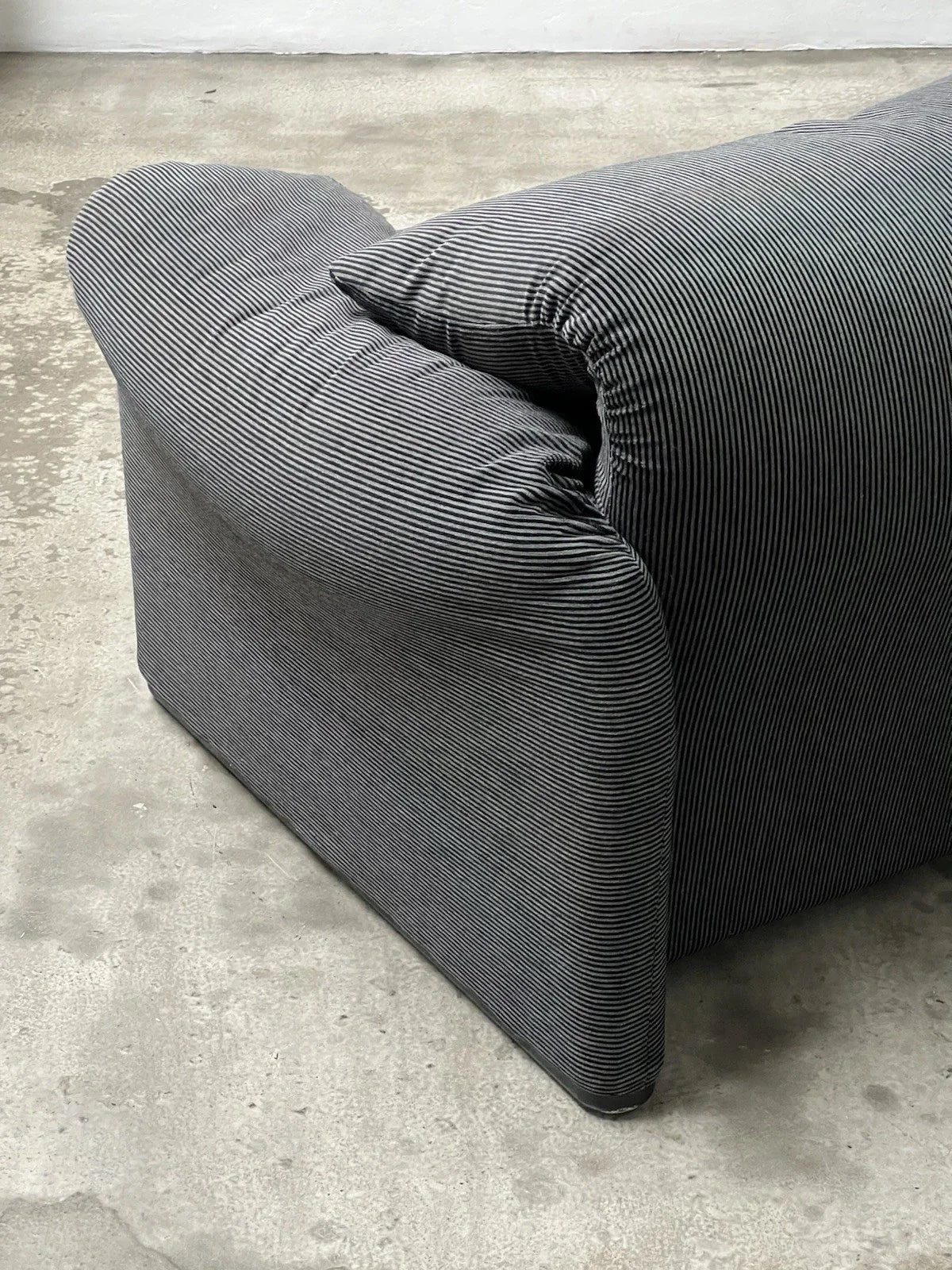 Canapé 2 places au design épuré signé Enzo Magistretti pour Cassina.