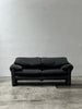Canapé 2 places au design épuré signé Enzo Magistretti pour Cassina.