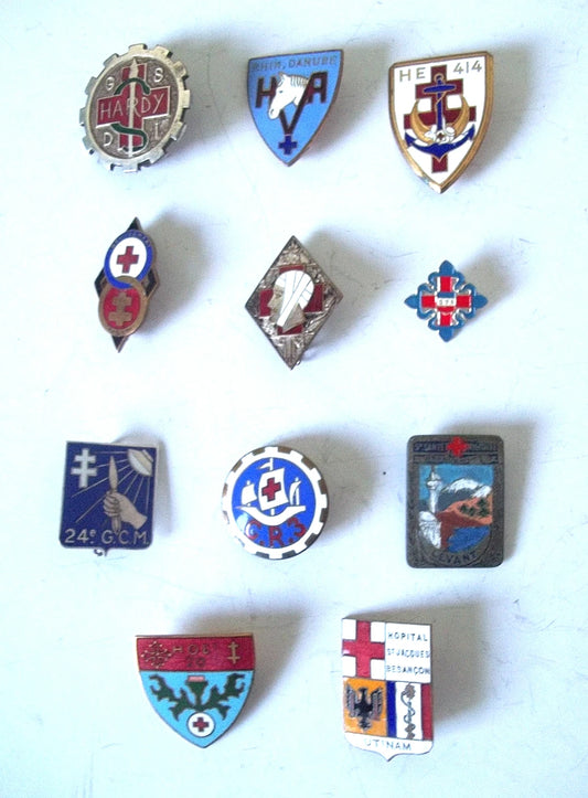 Lot de 18 insignes du Service de Santé militaire français