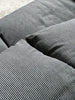 Canapé 2 places au design épuré signé Enzo Magistretti pour Cassina.