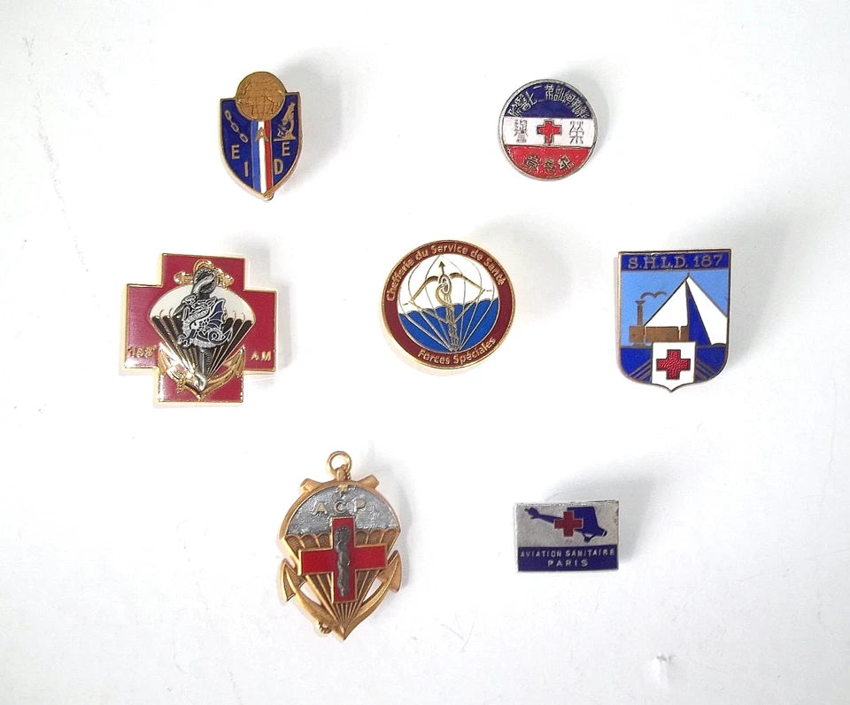 Lot de 18 insignes du Service de Santé militaire français
