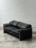Canapé 2 places au design épuré signé Enzo Magistretti pour Cassina.