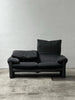 Canapé 2 places au design épuré signé Enzo Magistretti pour Cassina.