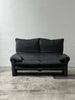 Canapé 2 places au design épuré signé Enzo Magistretti pour Cassina.