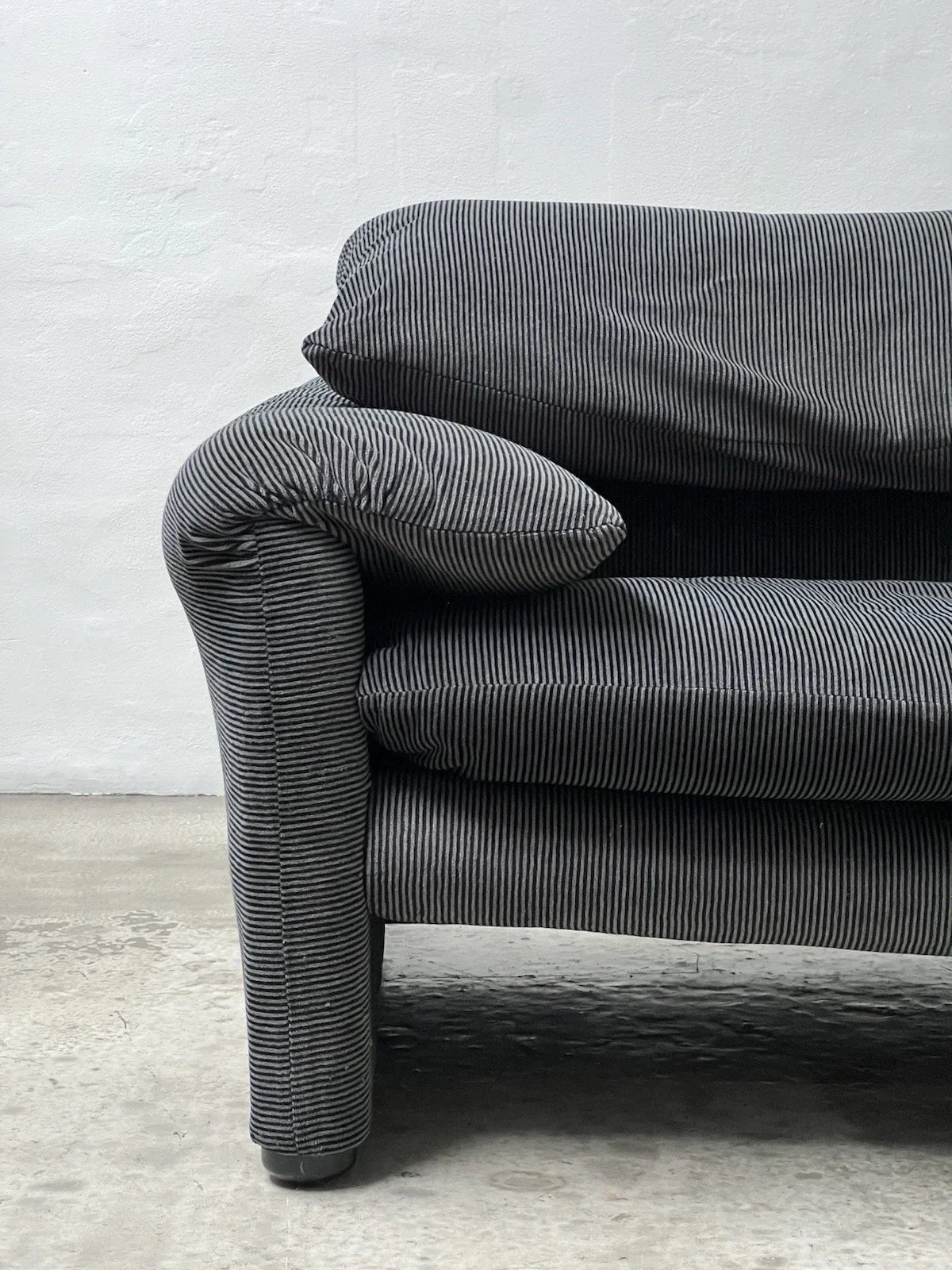 Canapé 2 places au design épuré signé Enzo Magistretti pour Cassina.